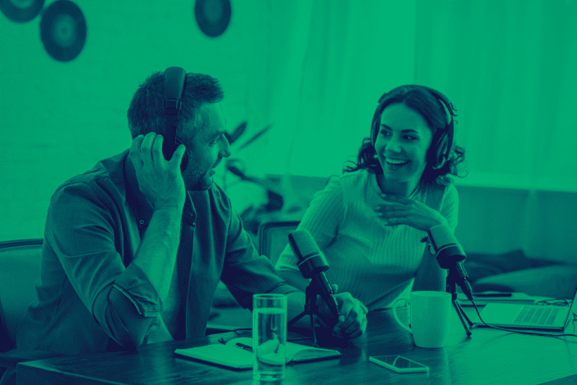 Dos personas con audífonos y micrófonos de podcast de marca. Kipit Digital