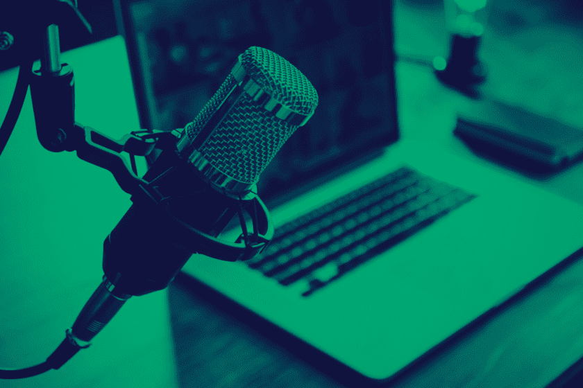 micrófono y computadora en primer plano para saber cómo hacer un podcast. Kipit Digital, agencia de marketing y comunicación